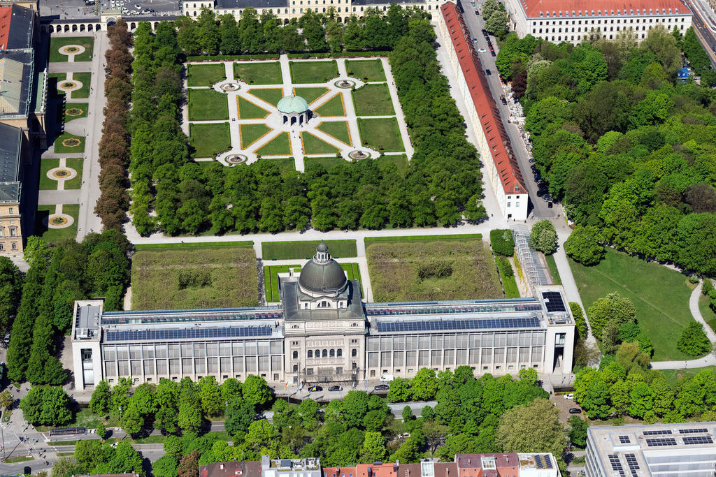 dr__0063703.jpg | MüNCHEN 29.04.2025 Regierungs- Verwaltungsgebäude " Bayerische Staatskanzlei " an der Straße Franz-Josef-Strauß-Ring im Ortsteil Altstadt in München im Bundesland Bayern, Deutschland. Weiterführende Informationen bei: Bayerische Staatskanzlei. // Government administration building" Bayerische Staatskanzlei " on street Franz-Josef-Strauss-Ring in the district Altstadt in Munich in the state Bavaria, Germany. Further information at: Bayerische Staatskanzlei. Foto: Daniel Reiter