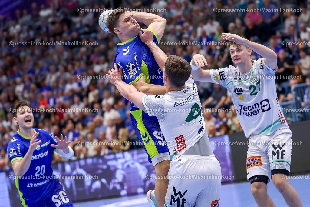Gum30042601130 | 30.04.2026, Handball, 1. HBL, VfL Gummersbach - Frisch Auf! Göppingen, Saison 2025 / 2026 Herren, Schwalbe-Arena: Kay Smits (VfL Gummersbach #31) wirft den Ball auf das Tor im Zweikampf gegen  Elias Newel (Frisch Auf Göppingen #40) Oskar Sunnefeldt (Frisch Auf Göppingen #27) 