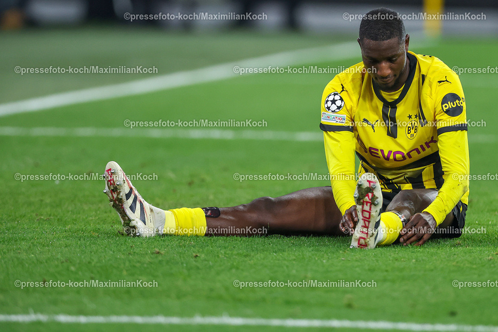 UCL11122402136 | 11.12.2024, UEFA Champions League, Borussia Dortmund - FC Barcelona, 8. Spieltag, Signal Iduna Park, Saison 2024 2025: Serhou Guirassy (BVB #9) sitzt auf dem Spielfeld