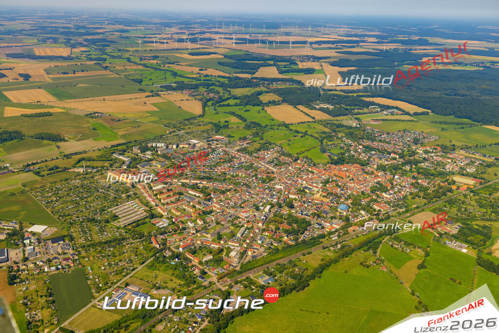 Vs Google Maps Osterburg - Die Luftaufnahme wurde 2025 vom UL-Flugzeug heraus erstellt ( keine Drohnenaufnahme ) - Hochauflösende Luftaufnahme - für Wandbilder und großformatige Ausdrucke geeignet. Das besondere Geschenk!Hier alle&nbsp;Infos zur Lizenzierung der LuftaufnahmeWir fliegen auch dieses Jahr wieder in Ihre Region um Luftbilder zu erstellen.- Luftbild anfragen