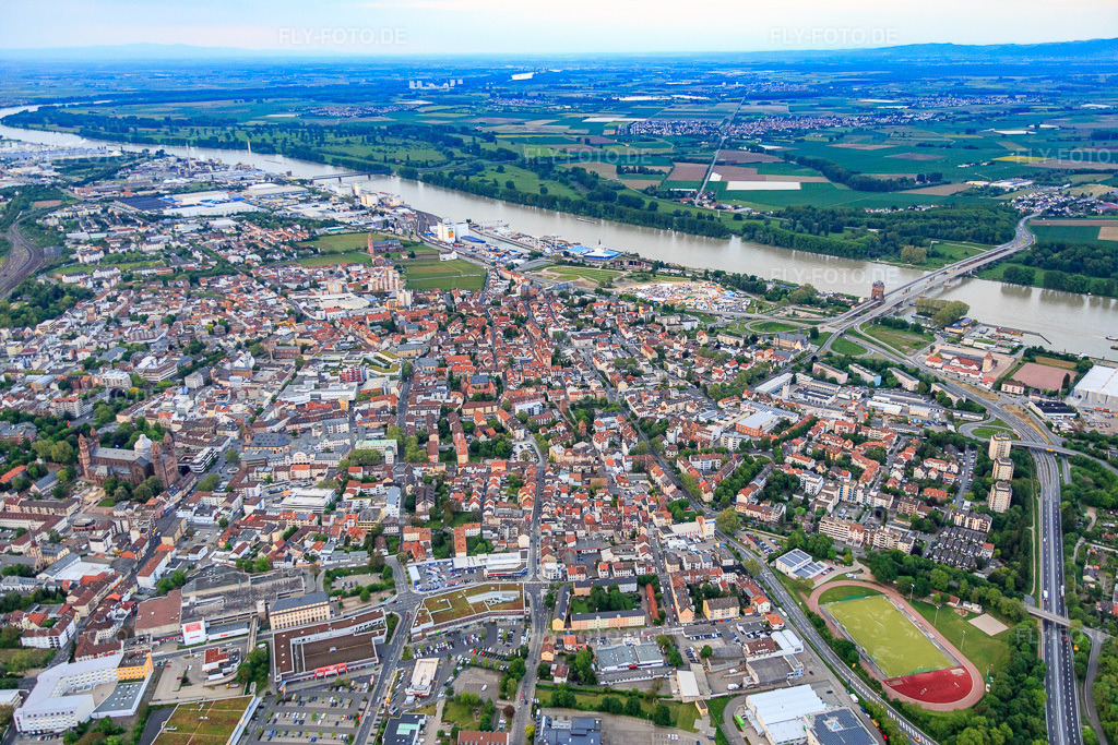 Luftbild: Stadtansicht am Rheinufer bis zur Nibelungenbrücke für die B47 in Worms im Bundesland Rheinland-Pfalz in Deutschland. Foto: IMG_088576.jpg vom 17.05.2016 durch Werner Riehm/FLY-FOTO.de