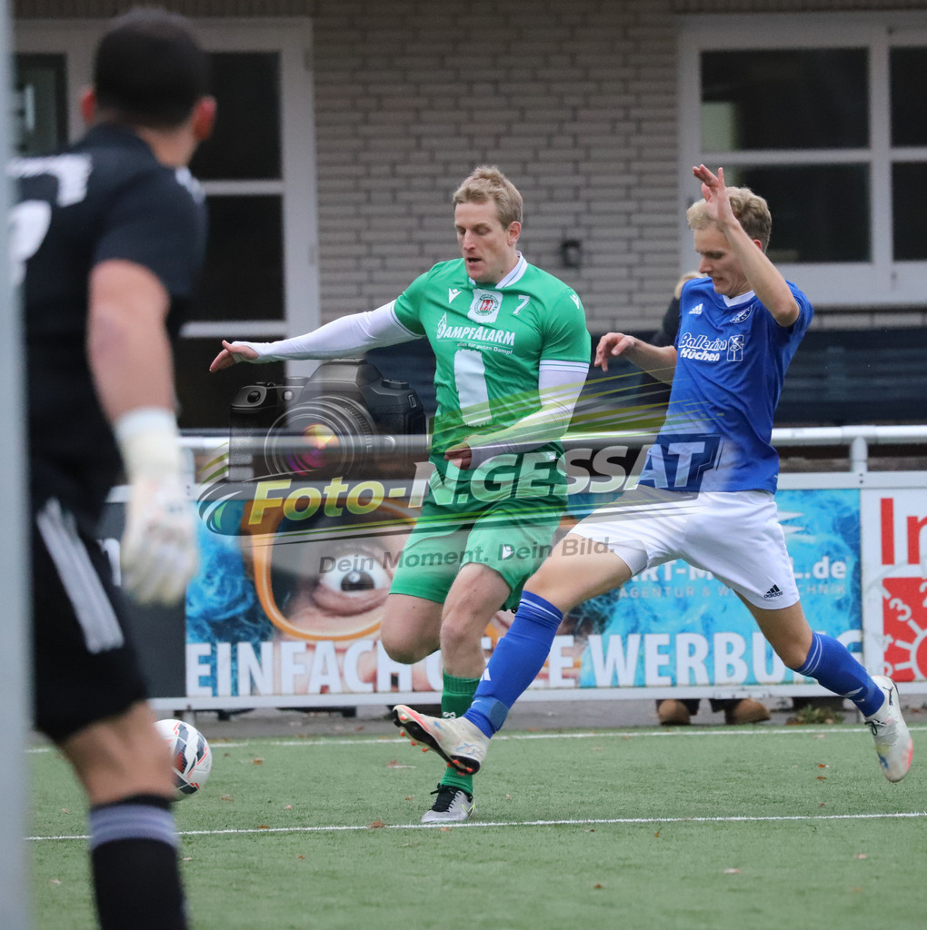 TuS Bruchmühlen II - Bünder SV | Auf dem Bild zu sehen: blau TuS Bruchmühlen: Sebastian Niebuhr ; grün Bünder SV: Volkmar VögeTuS Bruchmühlen II, Bünder SV, Saison 25/26, Kreisliga A, Bruchmühlen, Deutschland - Realisiert mit Pictrs.com