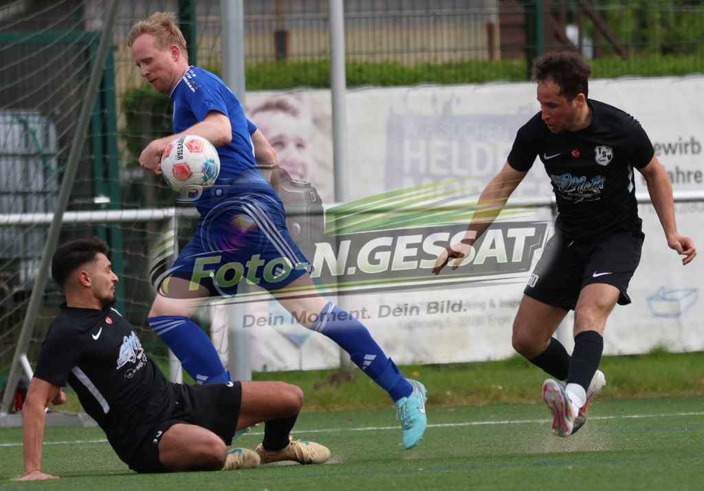 SV Enger-Westerenger - TSV Löhne | Auf dem Bild zu sehen: blau SV Enger-Westerenger: Henrik Jablonowski ; schwarz TSV Löhne v.l.: Leon Tomusic, Yazid Heddad SV Enger-Westerenger, TSV Löhne, Saison 25/26, Kreisliga A, Enger, Deutschland - Realisiert mit Pictrs.com