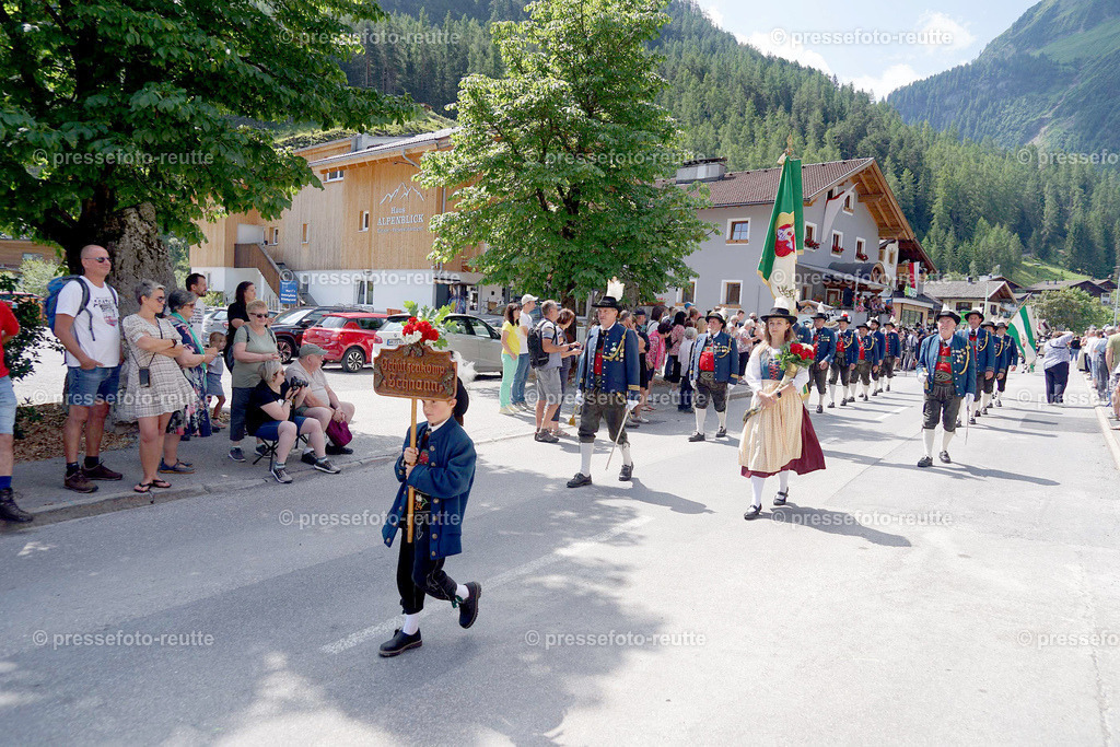 e17-news-2023-Juli23-Regimentsschuetzenfest3-Steeg-UMZUG_DORF-DSC07381 | Info aus dem Bezirk Reutte/Ausserfern Tirol sowie eine umfangreiche Bilddatenbank über die gesamte Region: Lechtal, Talkessel Reutte, Tannheimertal, Zwischentoren. Lech, Plansee, Zugspitze, Grenztunnel, B179, Fernpassstraße, Verkehr, Lawinen, Tradition, - Realisiert mit Pictrs.com