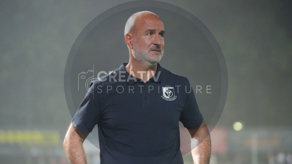 Fußball, Herren, Saison 2025/2026, Regionalliga Nordost, 6. Spieltag, FSV 63 Luckenwalde vs. VSG Altglienicke, Freitag 28.08.2025, Werner-Seelenbinder-Stadion Luckenwalde | Fußball, Herren, Saison 2025/2026, Regionalliga Nordost, 6. Spieltag, FSV 63 Luckenwalde vs. VSG Altglienicke, Freitag 28.08.2025, Werner-Seelenbinder-Stadion Luckenwalde, Im Bild: Ersan Parlatan (Cheftrainer VSG Altglienicke) - Realisiert mit Pictrs.com