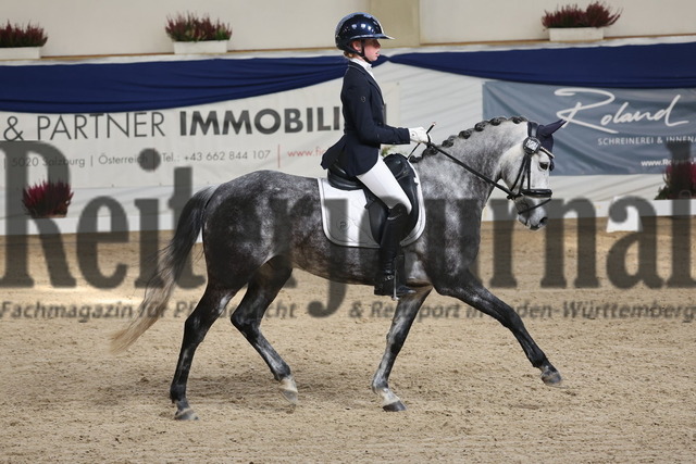 Ising_2025_Prfg.Nr.20_Pony-Dressurprfg.Kl.L_Kür_Mia Wagener_Quickstep EK (11) | Alle Fotos der Reiterjournal Fotografin Doris Matthaes im Reiterjournal Online-Fotoshop. - Realisiert mit Pictrs.com