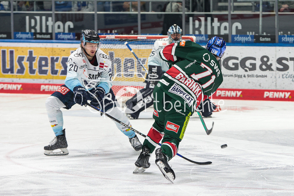 Augsburger Panther - ERC Ingolstadt | Marcel BARINKA (AEV #71) erzielt in dieser Szene das Tor zum 1-2