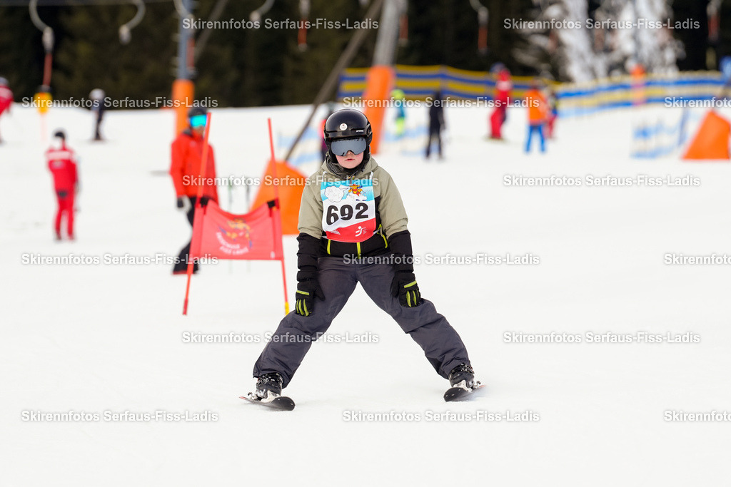 SRF_02.01.2026_0381 | Skirennfotos,Serfaus,Fiss,Ladis,Kinderskirennen,Winter,Tirol,Oberland,skirace,SFL,feelfree,weil wir's genießen,ski,Ski,skifahren,Sonnenplateau, - Realisiert mit Pictrs.com