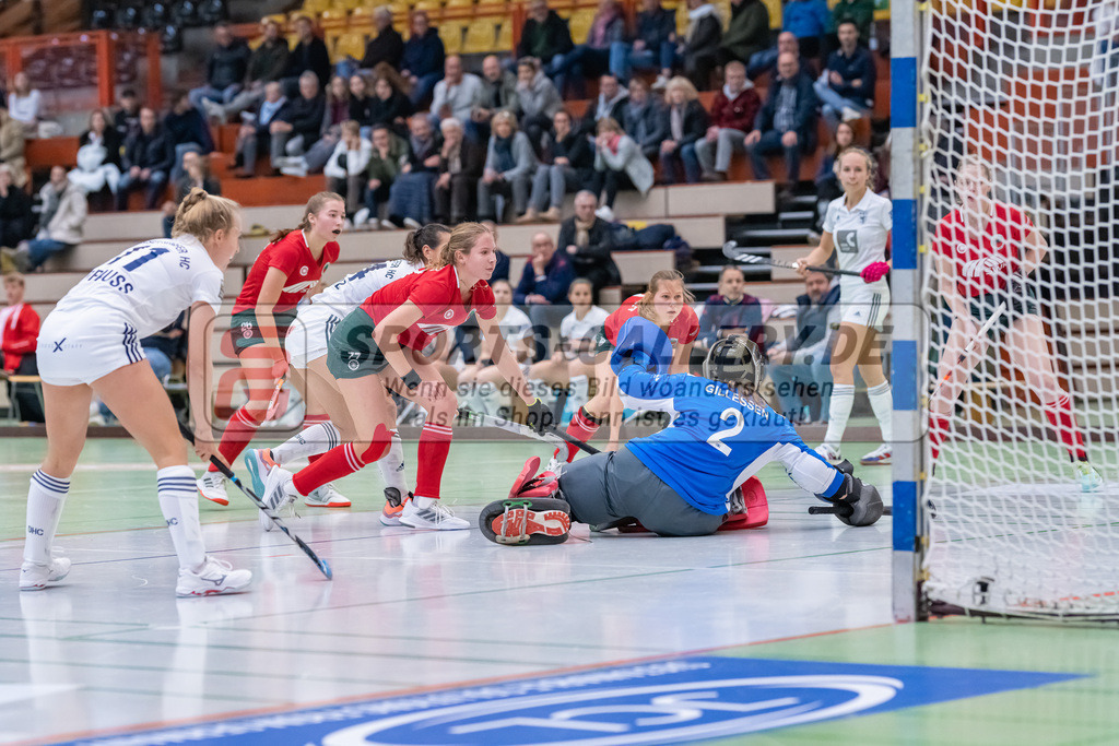 HK_20221126_101756 | 1. Bundesliga ( Halle ) Damen Crefelder HTC - Düsseldorfer HC am 27.11.2022 Crefelder HTC, Krefeld , Michler Nele ( Crefelder HTC #77 ) , Gillessen Jana ( Torfrau Crefelder HTC #2 )