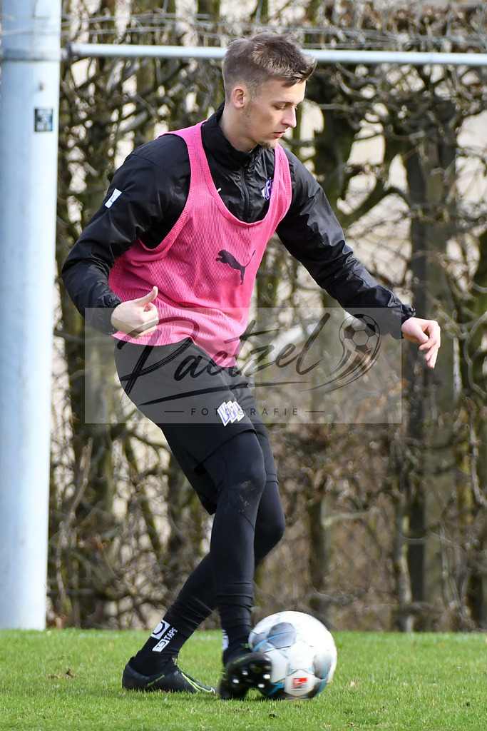 20200229_TRAOSN_0059 | Fussball, Herren: Sebastian Klaas (VfL Osnabrueck) in Aktion, am Ball, Einzelaktion waehrend der Trainingseinheit des VfL Osnabrueck im Sportpark Illoshoehe am 29.02.2020 in Osnabrueck, Deutschland. - Realisiert mit Pictrs.com