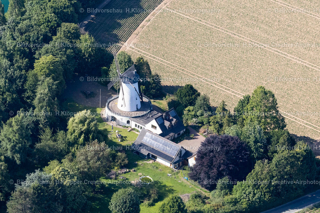 Luftbild Kerken-Stenden-14871 | LuftbildfotografieHistorische Windmühle "Stendener Mühle"am Gehöft eines Bauernhofes am Rand von bestellten Feldern an der Straße Stendener Mühle in Kerken im Bundesland Nordrhein-Westfalen, Deutschland - Realisiert mit Pictrs.com