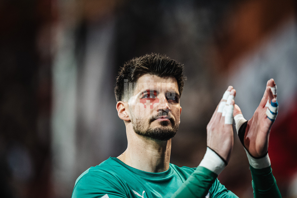 Fußball | Männer | Saison 2025/2026  | Fußball-Bundesliga | 29. Spieltag | FC St. Pauli vs. FC Bayern München | 11.04.2026 | Nikola Vasilj (#22, FC St. Pauli) applaudiert nach dem Spiel den Fans