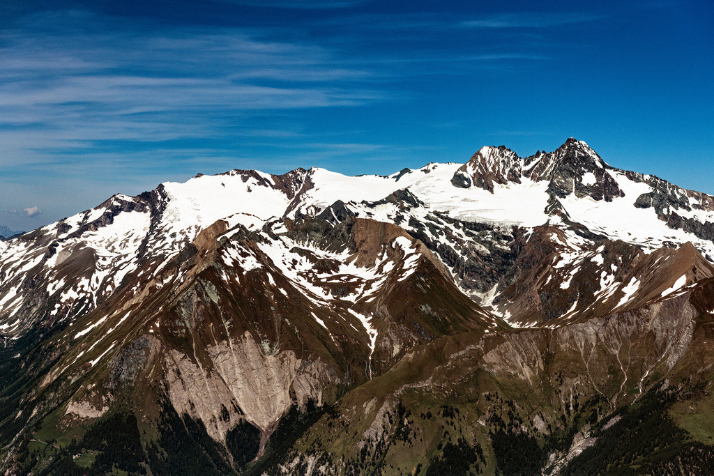dr__0026319.jpg | GRUBEN 25.06.2019 Winterlich schneebedeckte Gipfel der Alpen in der Felsen- und Berglandschaft in Gruben in Tirol, Österreich. // Wintry snowy rocky and mountainous landscape the Alps in Gruben in Tirol, Austria. Foto: Daniel Reiter