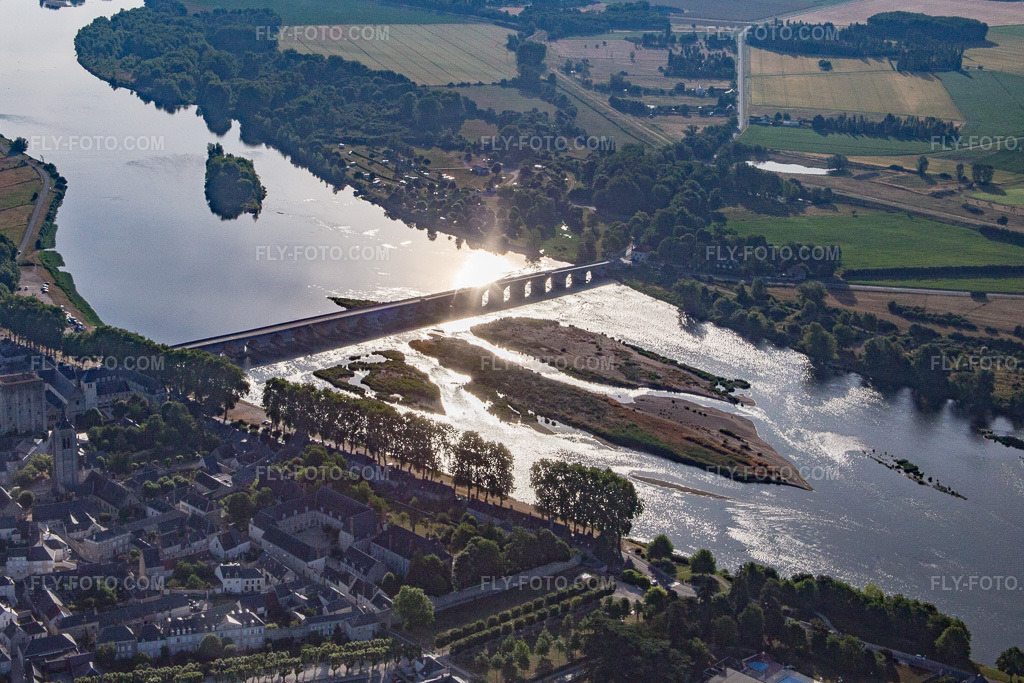 Aerial view: View of the town in Beaugency in the state Loiret, France.Photo: IMG_082525.jpg taken on 06/21/2015 by Werner Riehm/FLY-FOTO.comResolution of the original: 4805 x 3203 px