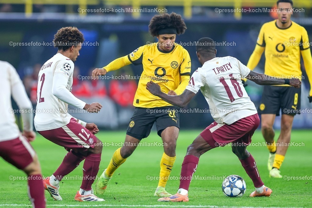 UCL25112501103 | 25.11.2025, Fußball, UEFA Champions League, Borussia Dortmund - FC Villarreal, BVB Stadion, 5. Spieltag, Saison 2025 2026: Karim Adeyemi (BVB #27) im Zweikampf gegen  Renato Veiga (FC Villarreal #12)  Thomas Partey (FC Villarreal #16)  Regulations prohibit any use of photographs as image sequences and or quasi-video.