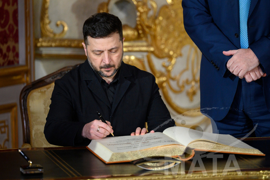 _DWI5191 | Politiker Wolodymyr Selenskyj, Präsident der Ukraine, unterzeichnet das Gästebuch in der Münchner Residenz vor der Verleihung des Ewald-von-Kleist-Preises. Der diesjährige Ewald-von-Kleist-Preis wird am Rande der Münchner Sicherheitskonferenz 2026 an das ukrainische Volk vergeben. München, 14.02.2026 Bayern Deutschland - Realisiert mit Pictrs.com