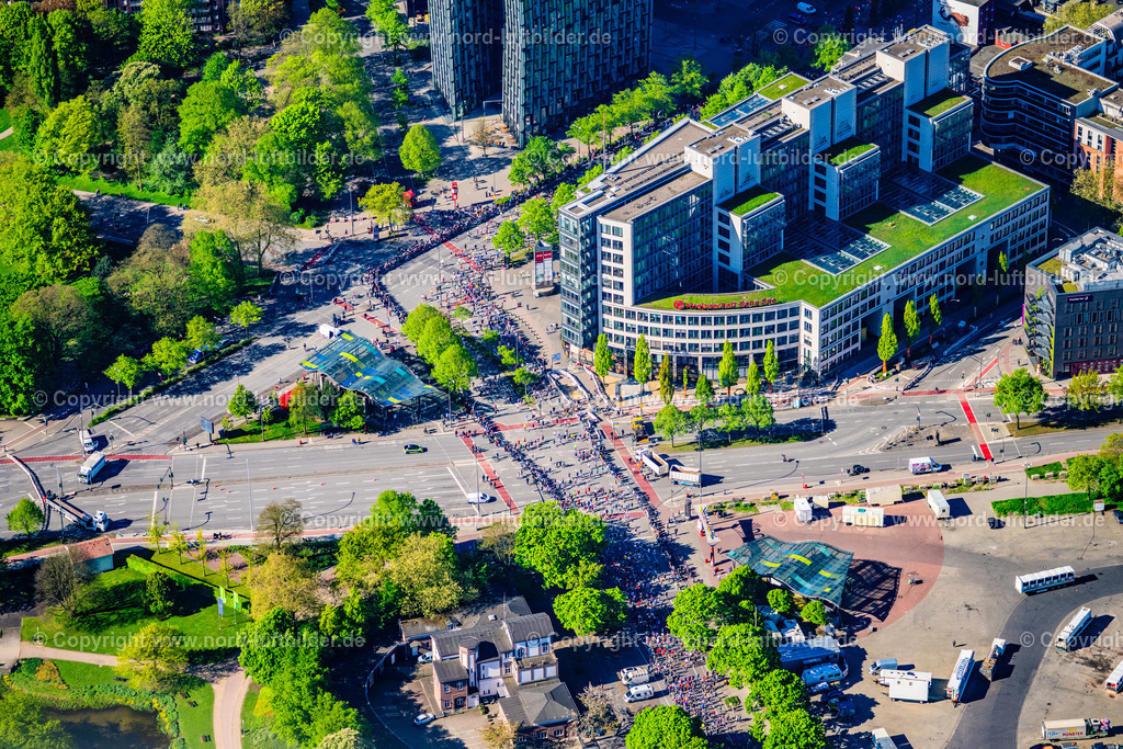 Hamburg_Marathon_Reeperbahn_ELS_2141270425 | HAMBURG 27.04.2025 Stadtzentrum im Innenstadtbereich mit Läufern zum " Hamburg Marathon " an der Straße Helgoländer Allee, Millerntorplatz, Reeperbahn im Ortsteil Sankt Pauli in Hamburg, Deutschland. Weiterführende Informationen bei: Marathon Hamburg Veranstaltungs GmbH. // The city center in the downtown area with Laeufern zum " Hamburg Marathon " on street Helgolaender Allee, Millerntorplatz, Reeperbahn in the district Sankt Pauli in Hamburg, Germany. Further information at: Marathon Hamburg Veranstaltungs GmbH. Foto: Martin Elsen