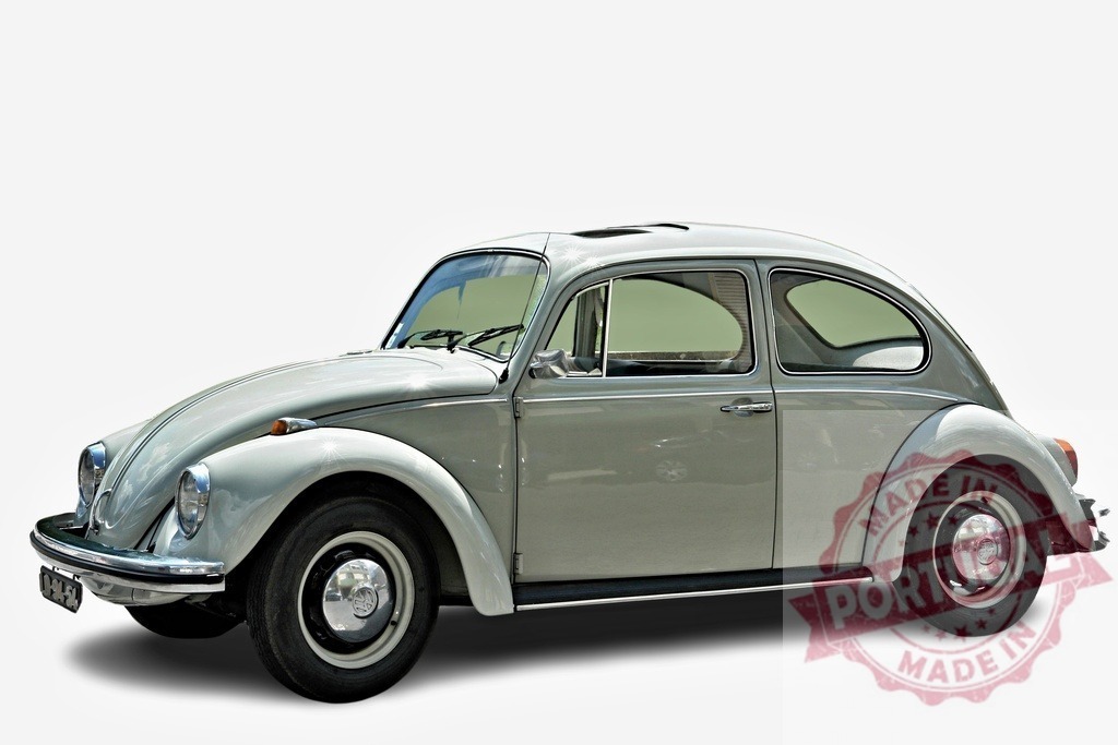 Classic Volkswagen Beetle car parked, showing its iconic design | Light gray vintage Volkswagen Beetle parked against a white background, showcasing its timeless and recognizable design - Realisiert mit Pictrs.com