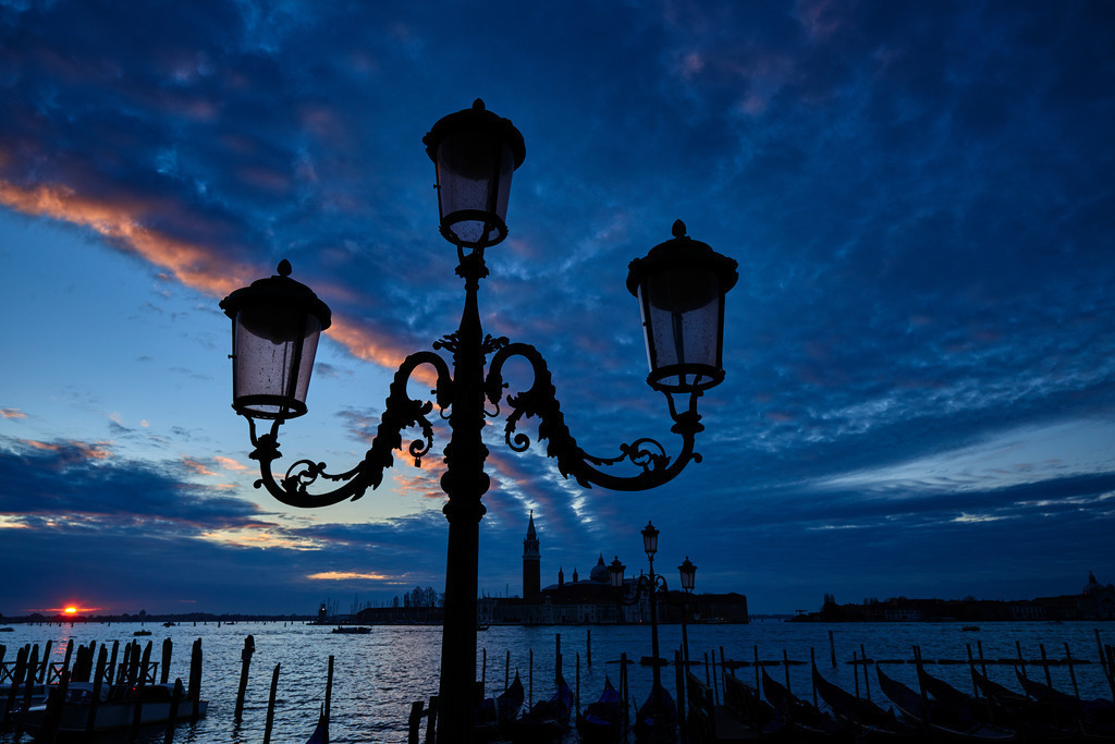 Gondeln und Kirche San Giorgio Maggiore | Venedig, Italien - December 05, 2016: Gondeln und Kirche San Giorgio Maggiore im Morgenlicht. - Realisiert mit Pictrs.com
