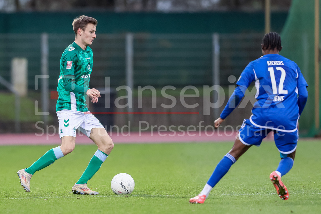 Fussball, Regionalliga Nord, SV Werder Bremen II - BSV Kickers Emden | v.li.: Ole Schulz (SV Werder Bremen II, 27) und Michael Igwe (Kickers Emden, 12) im Zweikampf, Duell, Dynamik, Aktion, Action, Spielszene