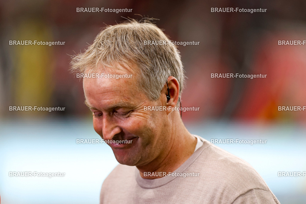 Bayer 04 Leverkusen vs Eintracht Frankfurt - Bundesliga  | Leverkusen, Deutschland, 12.09.25:   Trainer Kasper Hjulmand (Bayer 04 Leverkusen) lächelt, lacht waehrend des Spiels der Bundesliga zwischen  Bayer 04 Leverkusen vs Eintracht Frankfurt in der BayArena(Foto von Brauer-Fotoagentur / Adrian Schlueter)