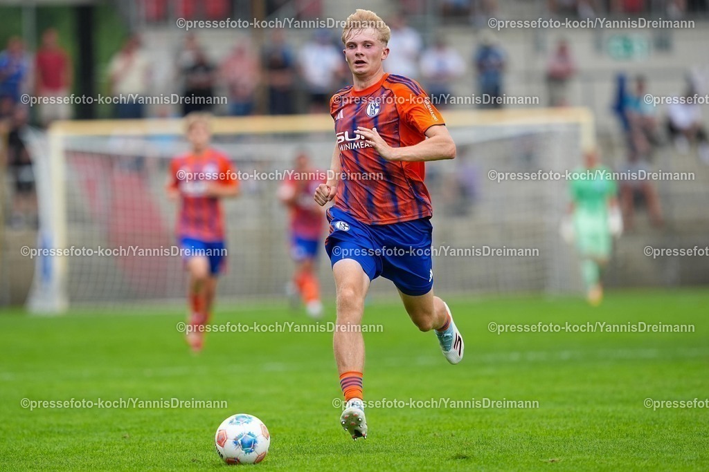xYDR20072501113 | 20.07.2025, xydrx, Fußball, Rot Weiss Ahlen - FC Schalke 04, Testspiel, Wersestadion: Peter Remmert (FC Schalke 04 #39)