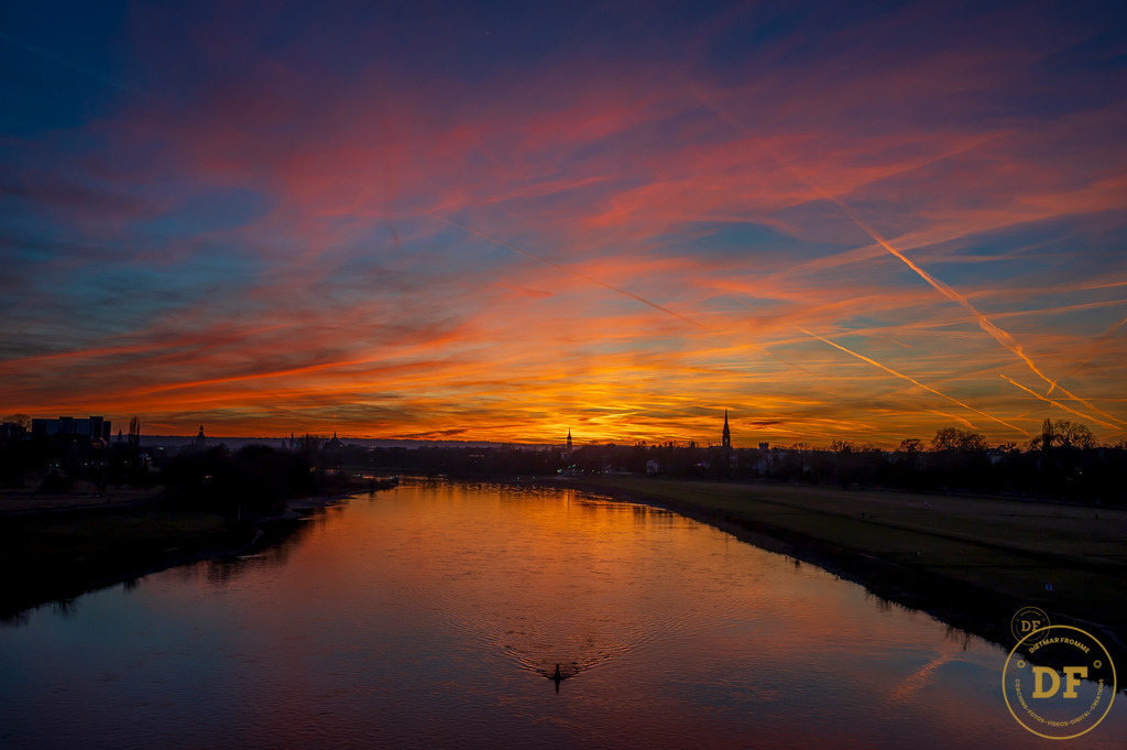 Sonnenuntergang über der Elbe | Geschenke, Wandbilder und Accessoires mit Motiven aus Dresden und anderen schönen Orten zur Verschönerung Deines zu Hauses und zum verschenken gewünscht? Wähle Deine Lieblingsbild auf dem Produkt Deiner Wahl. 