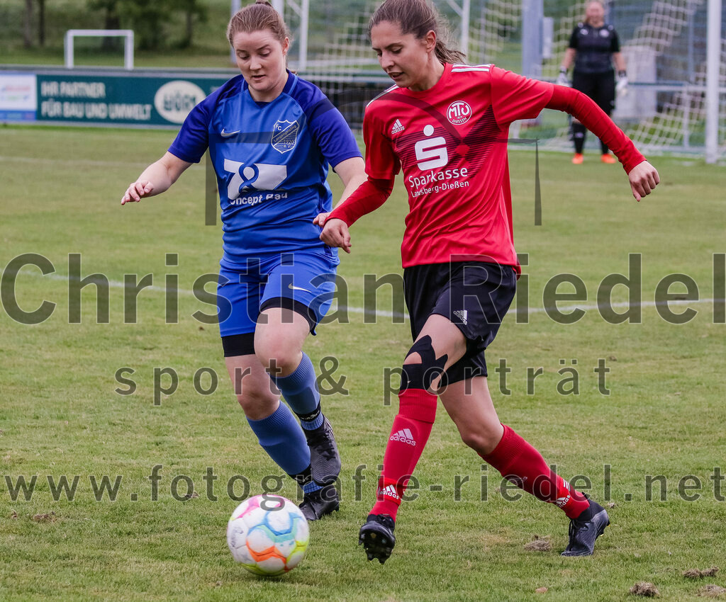 2023-10-07_047_FC_Langengeisling_gegen_MTV_Diessen_Ammersee | Erding, Deutschland, 07.10.2023:
Fußball, Bezirksoberliga 2023 / 2024, 6. Spieltag, FC Langengeisling gegen MTV Diessen/Ammersee, Endergebnis: 0:3

Stephanie Karbaumer (FC Langengeisling, #3), Nele Baur (MTV Diessen/Ammersee, #3)

Foto: Christian Riedel / fotografie-riedel.net