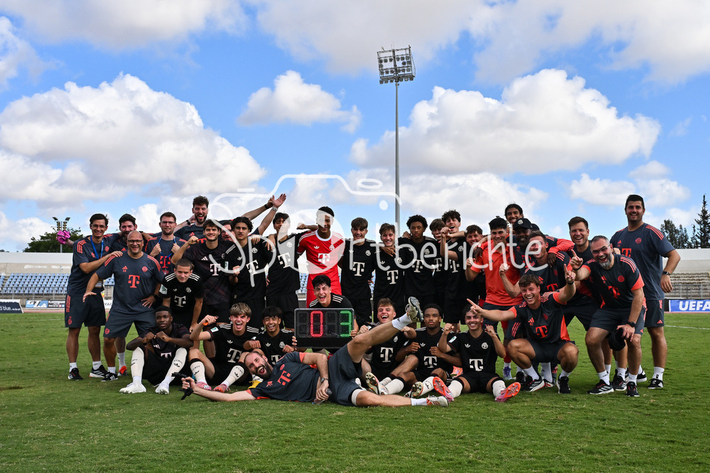 Papohs FC U19 - FC Bayern München U19 | Siegerfoto der Bayer nach dem Auswärtssieg auf Zypern / UEFA Youth League: Paphos FC U19 - FC Bayern München U19; Stelios Kyriakides Stadium am 30.09.2025