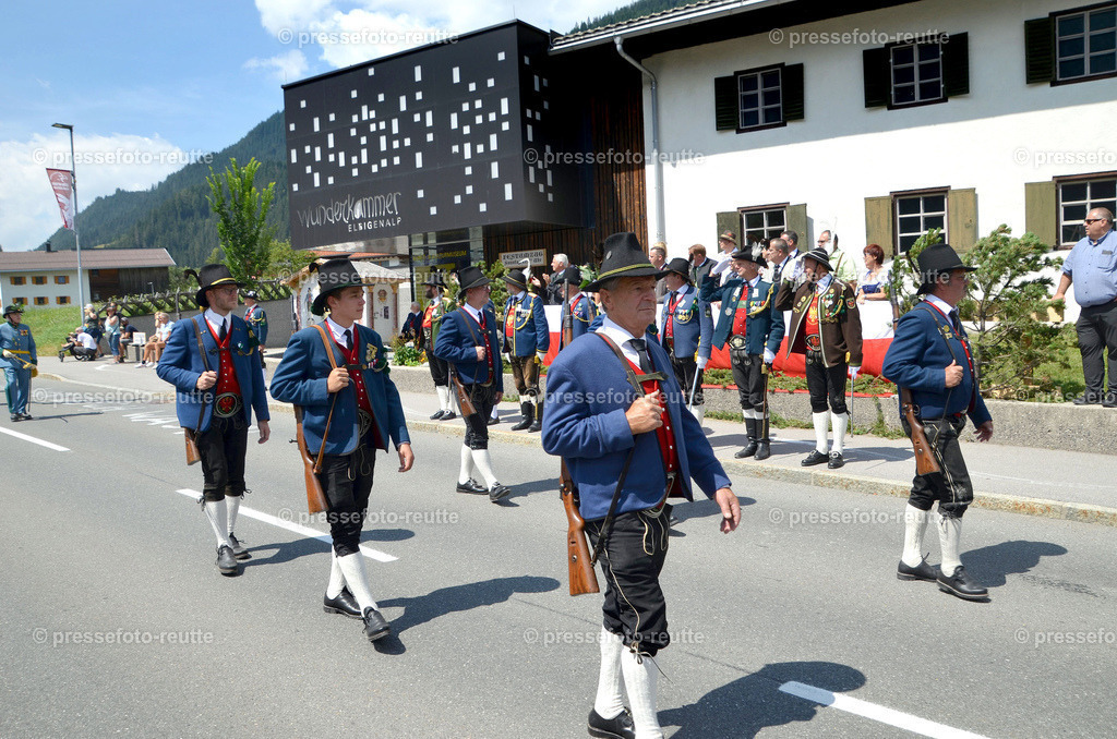 ELMEN-news-2022-Juli24-Bezirksschuetzenfest-Elbigenalp-D51-DSC_1135 | Info aus dem Bezirk Reutte/Ausserfern Tirol sowie eine umfangreiche Bilddatenbank über die gesamte Region: Lechtal, Talkessel Reutte, Tannheimertal, Zwischentoren. Lech, Plansee, Zugspitze, Grenztunnel, B179, Fernpassstraße, Verkehr, Lawinen, Tradition, - Realisiert mit Pictrs.com