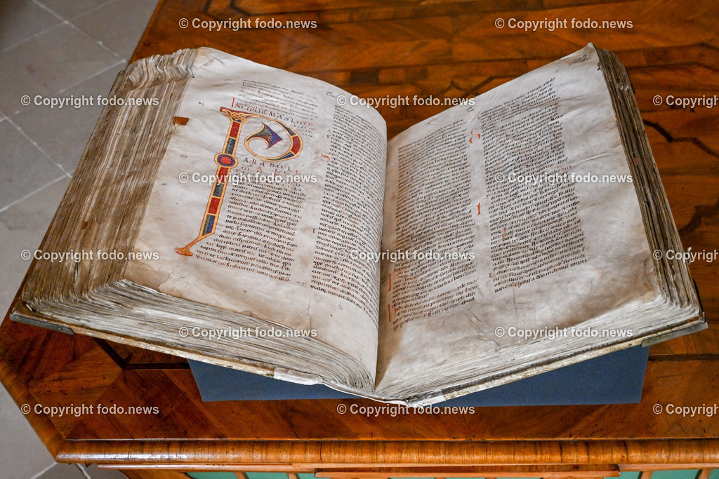 Stift St. Florian_ 08.08.023-4 | 08.08.2023, St. Florian, AUT, Augustiner Chorherrenstift St. Florian, im Bild Stiftsbibliothek St. Florian, St. Florianer Riesenbibel

Die Riesenbibel von St. Florian ist eine illustrierte mittelalterliche Handschrift aus dem 12. Jahrhundert. Sie misst 66 × 48 cm und umfasst 357 Pergamentblätter mit Bibeltext in lateinischer Sprache und prachtvollen Malereien. Damit zählt sie zu den bedeutenden Kunstwerken der Buchkunst der Romanik. Quelle: Wikipedia