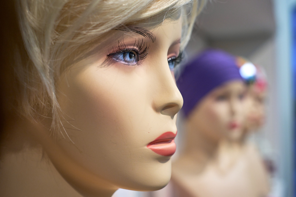 verschiedene Puppenköpfe mit Perücken | WIen, Austria - February 02, 2023; Star Perückensalon GmbH.; verschiedene Puppenköpfe mit Perücken. - Realisiert mit Pictrs.com