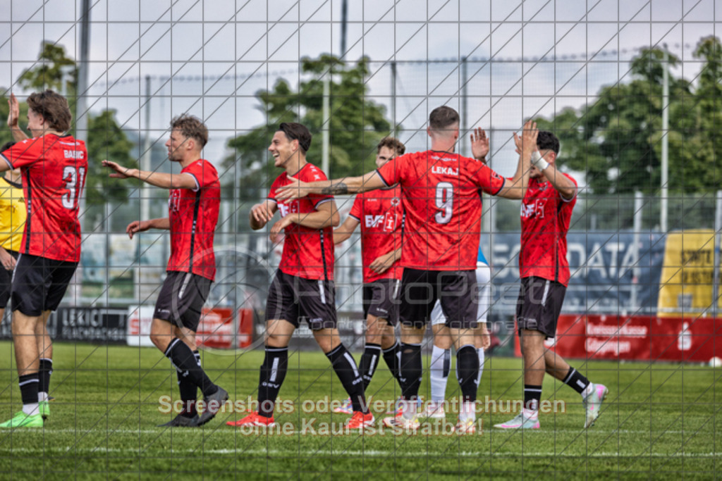20250816_154310_0878-Bearbeitet | #,1.Göppinger SV (rot) vs. FSV 08 Bietigheim-Bissingen (blau), Fußball, Oberliga BW, wfv, 03. Spieltag, Saison 2025/2026, Rasensportplatz Stadion SV Göppingen, Hohenstaufenstr. 116, 73033 Göppingen, 16.08.2025 - 14:00 Uhr,Foto: PhotoPeet-Sportfotografie/Peter Harich