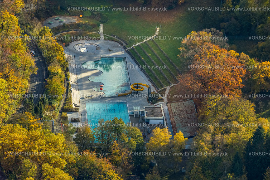Witten231101313 | Luftbild, Freibad Annen mit Wasserrutsche und Laubbäume in Herbstfarben, Annen, Witten, Ruhrgebiet, Nordrhein-Westfalen, Deutschland