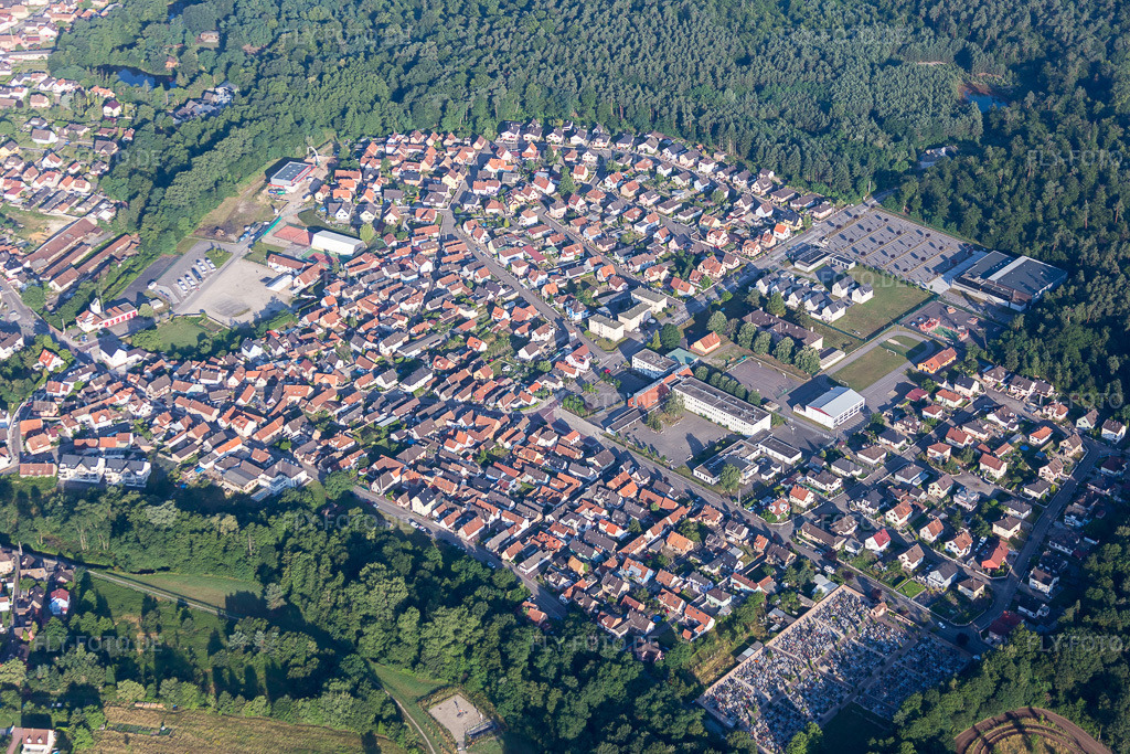 Luftbild: Siedlungsgebiet in Soufflenheim im Bundesland Bas-Rhin in Frankreich. Foto: IMG_082917.jpg vom 26.06.2015 durch Werner Riehm/FLY-FOTO.de
