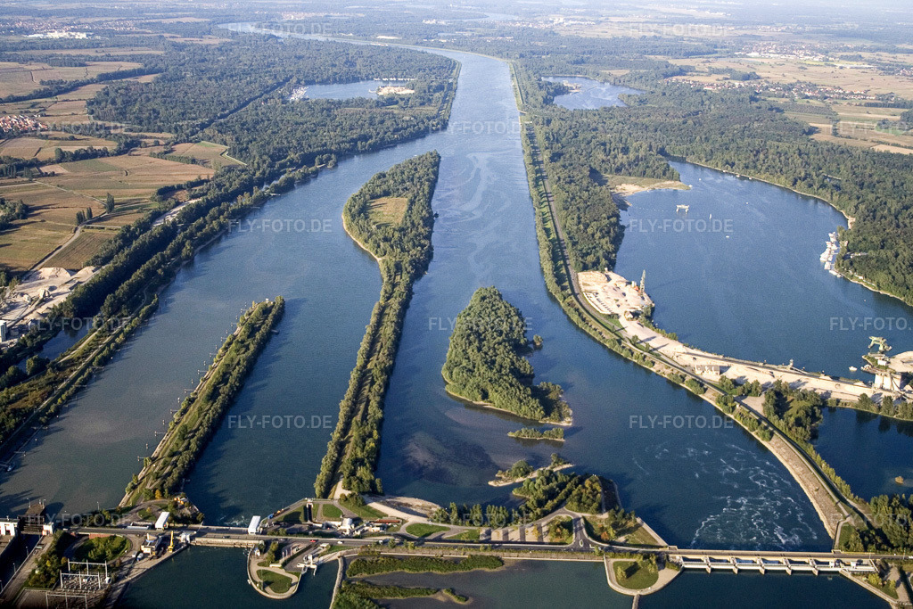 Luftbild: Schleusenanlagen und Fischtreppe am Ufer der Wasserstraße Rhein zwischen Gambsheim und Freistett im Ortsteil Freistett in Rheinau im Bundesland Baden-Württemberg in Deutschland. Foto: IMG_8140.jpg vom 15.09.2007 durch Werner Riehm/FLY-FOTO.de