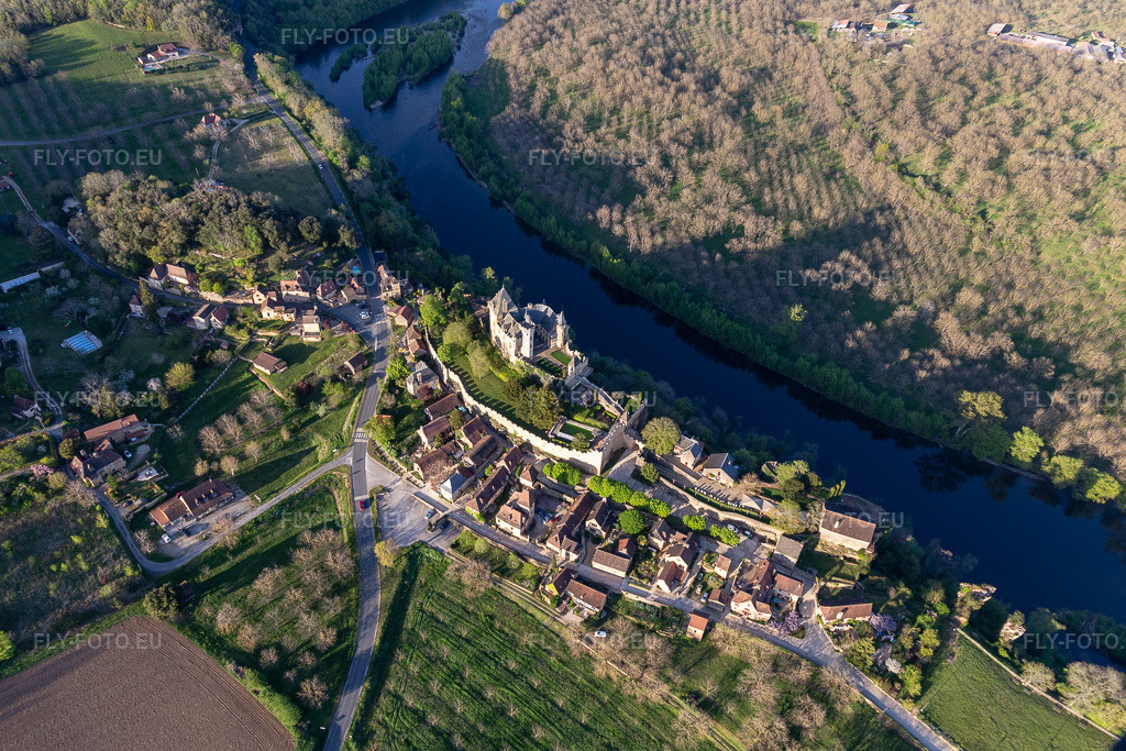 Vue aérienne: Le château de Montfort surplombe la Dordogne. à Vitrac dans le département Dordogne, France. Photo: IMG_113608.jpg prise le 16/04/2019 par Werner Riehm/FLY-FOTO.eu – Résolution de l'original: 5472 x 3648 px