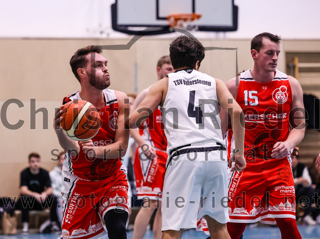 2022-12-03_113_TSV_Vaterstetten_gegen_TG_Landshut | Vaterstetten, Deutschland, 03.12.2022:
Basketball, Bayernliga Herren Südost 2022 / 2023, 7. Spieltag, TSV Vaterstetten gegen TG Landshut, Endergebnis: 71:78

 (TG Landshut, #19), Benicio Trinidad Paz (TSV Vaterstetten, #4), Florian Meingast (TG Landshut, #15)

Foto: Christian Riedel / fotografie-riedel.net