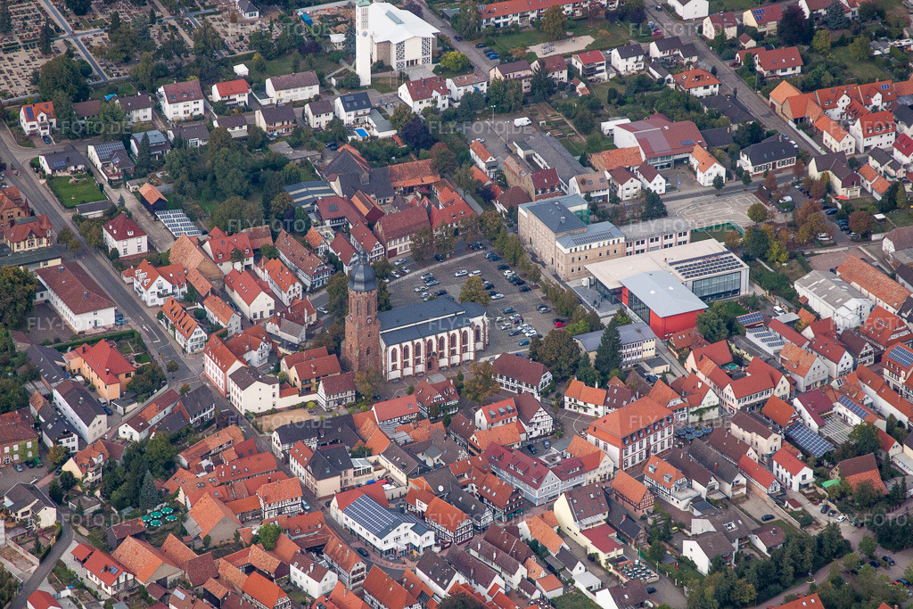 Luftbild: Sankt Georgskirche mit Marktplatz, Stadthalle und Grundschule im Altstadt- Zentrum in Kandel im Bundesland Rheinland-Pfalz in Deutschland. Foto: IMG_53349.jpg vom 23.09.2012 durch Werner Riehm/FLY-FOTO.de