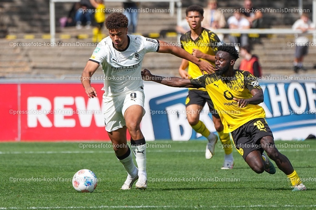 xydrx30082502049 | 30.08.2025, xydrx, Fußball, Regionalliga West, Borussia Dortmund II - Borussia Mönchengladbach II , Saison 2025 2026, Stadion Rote Erde: Justin Adozi (Borussia Mönchengladbach II #9) im Zweikampf gegen Joseph Boyamba (Borussia Dortmund II #10)