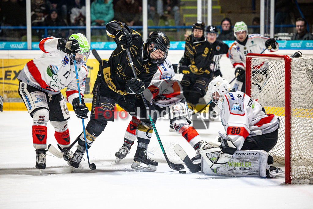 EHC Königsbrunn PINGUINE gegen TSV Peißenberg MINERS | Eishockey Bayernliga Herren Playoffs Viertelfinale 2024/25 - Spiel 1 von 7, EHC Königsbrunn PINGUINE gegen TSV Peißenberg MINERS, 20250207,Torchance Tim BULLNHEIMER (EHC 8), Xaver NAGEL (MINERS Goali 80) hält, Aktion vor dem Tor,2025-02-07 in Peißenberg (Eisstadion Peißenberg)Florian SIMON (MINERS 11), Tim BULLNHEIMER (EHC 8), Xaver NAGEL (MINERS Goali 80)Copyright: WolfgangxLindner foto-lindner.de