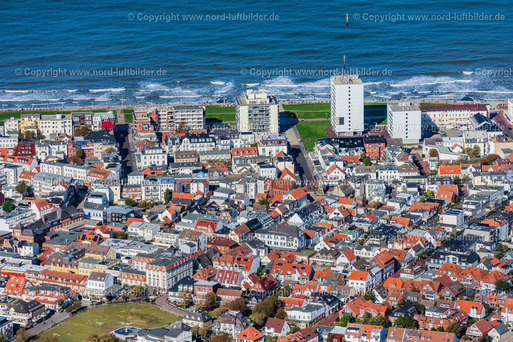 Norderney_Ortsansicht_ELS_5604091022 | NORDERNEY 09.10.2022 Inselbereich Norderney mit dem Ortskern und Uferbereich, Strand  in Norderney im Bundesland Niedersachsen, Deutschland. // Island area Norderney with the village center in Norderney in the state Lower Saxony, Germany. Foto: Martin Elsen