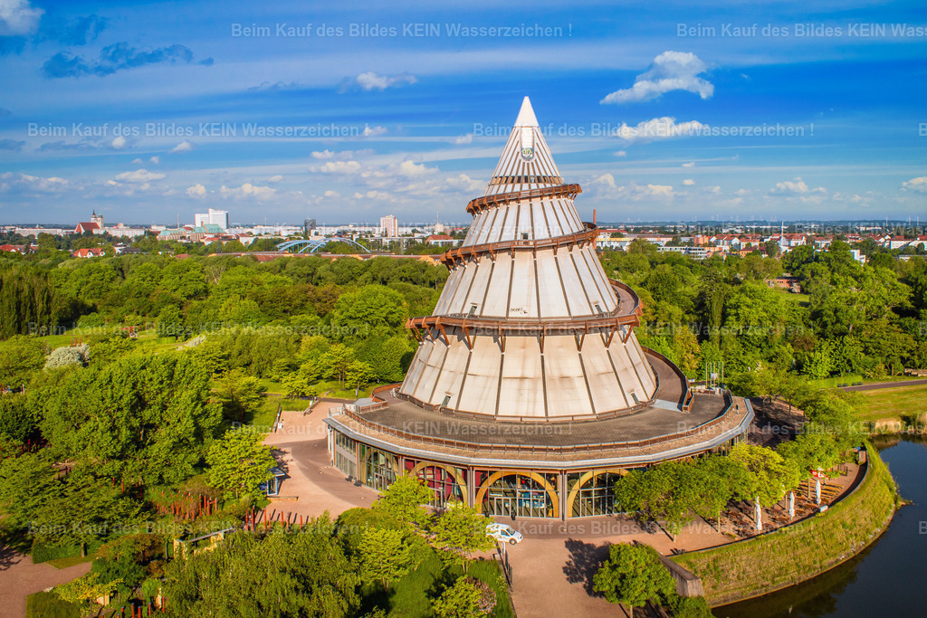 Magdeburg Jahrtausendturm nah mit Himmel-1873 | Jahrtausendturm und Angersee im Elbauenpark als Kalendermotiv - Realizado com Pictrs.com