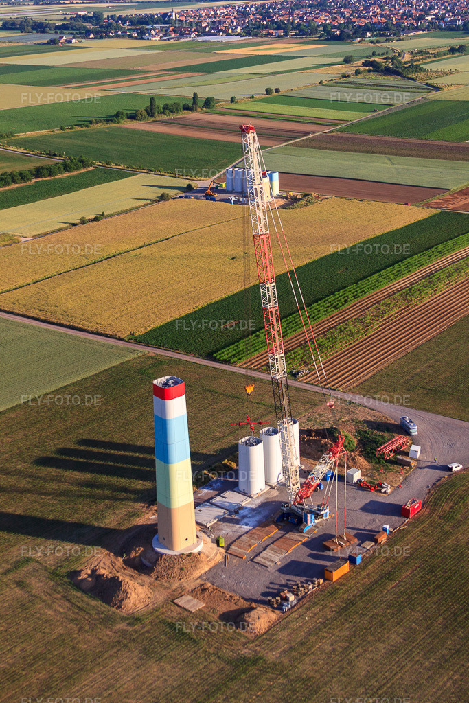 Luftbild: Segmente des Masts eines Windrads während der Montage in Offenbach an der Queich im Bundesland Rheinland-Pfalz in Deutschland. – Foto: IMG_67918.jpg vom 14.06.2014 durch Werner Riehm/FLY-FOTO.de – Auflösung des Originals: 3168 x 4752 px