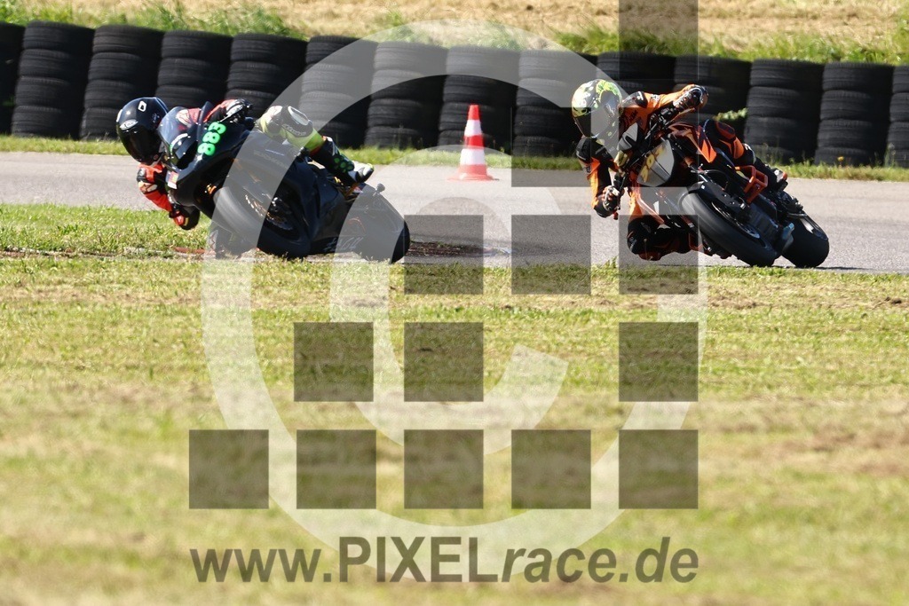 0883-20240525_00644 | Schöne Erinnerungen an spannende Momente - das festzuhalten ist unser Job. PIXELrace.de ist seit 2003 auf den Rennstrecken Europas unterwegs um die Action draußen beim Fahren und die wunderbare Stimmung imm Fahrerlager für euch einzufangen.