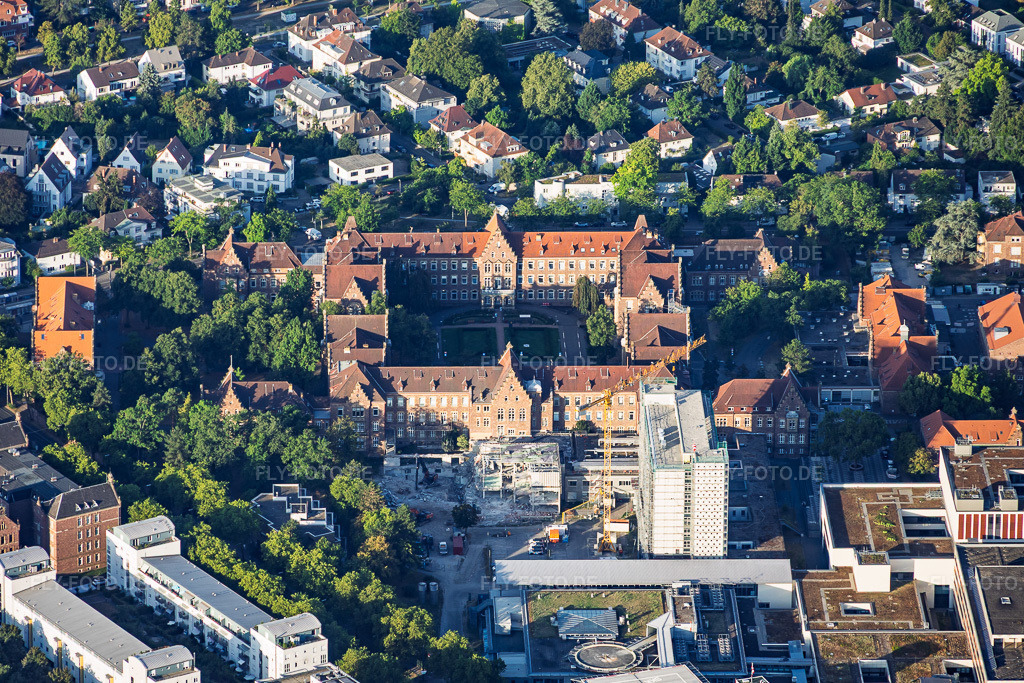 Luftbild: Altbau und Baustelle am Integrierten Notfallzentrum des Städtischen Klinikum Karlsruhe gGmbH mit Klinik für Gefäß im Ortsteil Nordweststadt in Karlsruhe im Bundesland Baden-Württemberg in Deutschland. – Foto: IMG_158393.jpg vom 06.08.2026 durch Werner Riehm/FLY-FOTO.de – Auflösung des Originals: 5953 x 3969 px – CHIRURGIE KLINIKUM-KARLSRUHE – Klinikum Karlsruhe: Operative und endovaskuläre Gefäßchirurgie