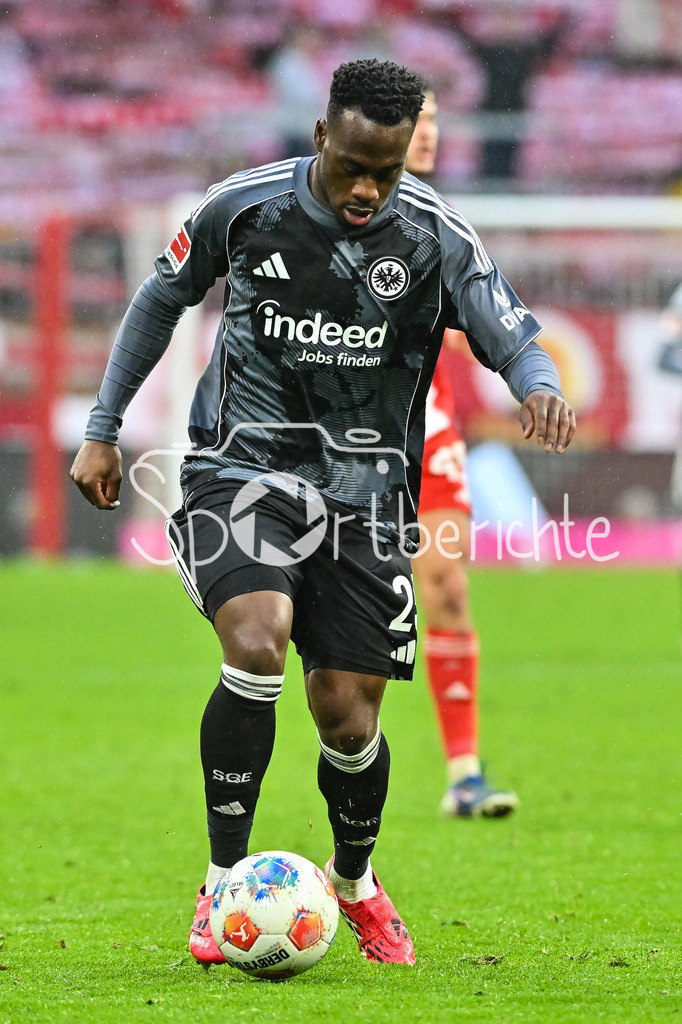 FC Bayern München - Eintracht Frankfurt | MUNICH, GERMANY - 21. FEBRUARY: am Ball Arnaud KALIMUENDO-MUINGA (Eintracht Frankfurt 25) / Einzelfoto / Freisteller während dem Bundesligamatch zwischen dem FC Bayern München und der SG Eintracht Frankfurt am 23. Spieltag in der Allianz Arena / DFL REGULATIONS PROHIBIT ANY USE OF PHOTOGRAPHS AS IMAGE SEQUENCES AND/OR QUASI-VIDEO