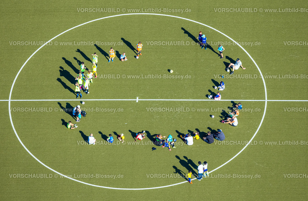 Sprockhoevel240811316Hasslinghausen | Luftbild, Jugendspieler und Jugendspielerinnen beim Sportraining im Mittelkreis, TuS Hasslinghausen 07 e.V. - Sportplatz Landringhauser Weg mit Tribüne, Fußballstadion und Leichtathletikstadion Haßlinghausen, Sprockhövel, Ruhrgebiet, Nordrhein-Westfalen, Deutschland