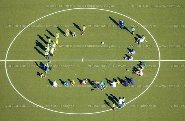 Sprockhoevel240811316Hasslinghausen | Luftbild, Jugendspieler und Jugendspielerinnen beim Sportraining im Mittelkreis, TuS Hasslinghausen 07 e.V. - Sportplatz Landringhauser Weg mit Tribüne, Fußballstadion und Leichtathletikstadion Haßlinghausen, Sprockhövel, Ruhrgebiet, Nordrhein-Westfalen, Deutschland