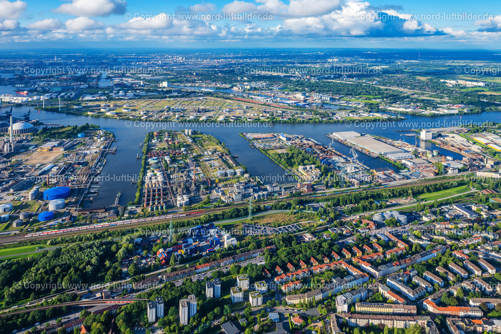 Hamburg_Harburg_Seehafen_ELS_8882040823 | HAMBURG 05.08.2023 Kaianlagen und Schiffs- Anlegestellen an den Hafenbecken von Seehafen 1 bis 4 an der Süderelbe im Ortsteil Harburg in Hamburg, Deutschland. // Quays and boat moorings at the port of the inland port Seehafen 1 to 4 on the southern Elbe in the district Harburg in Hamburg, Germany. Foto: Martin Elsen